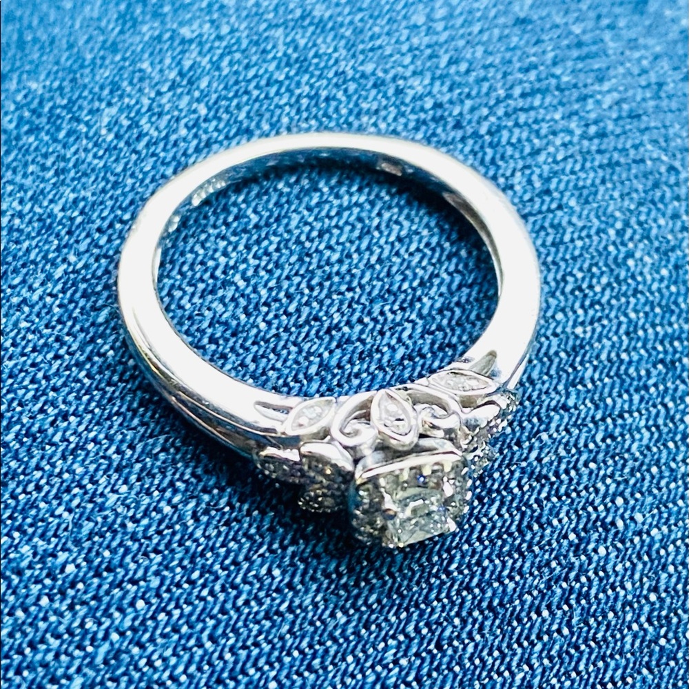 14k gold Diamond Ring - Picture 3 of 8